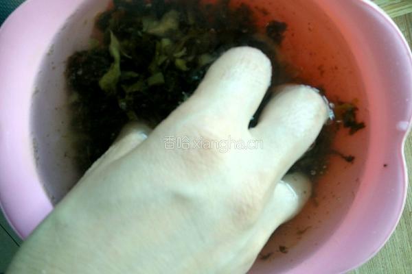 黄豆炒咸菜的做法图解2