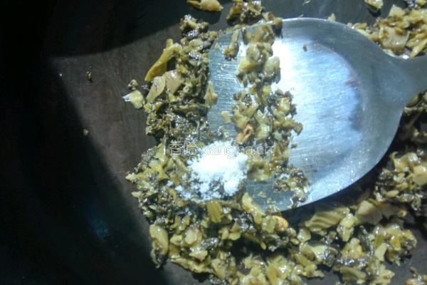 黄豆炒咸菜的做法图解6