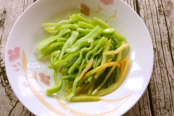尖椒炒鸡蛋的做法图解1