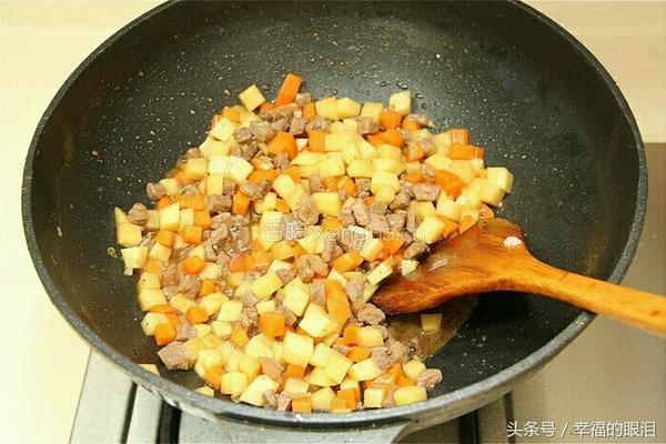 土豆牛肉胡萝卜蒸饭的做法图解7