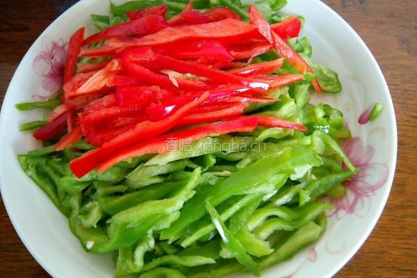 青椒炒肉的做法图解1