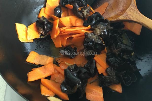 胡萝卜炒木耳的做法图解6