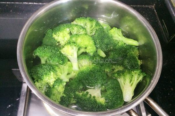 西兰花炒虾仁的做法图解2