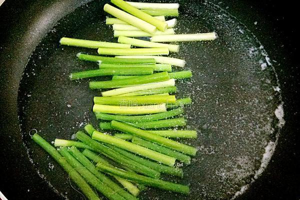 蒜苔炒腊肠的做法图解7