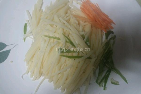 炝拌土豆洋葱丝的做法图解1