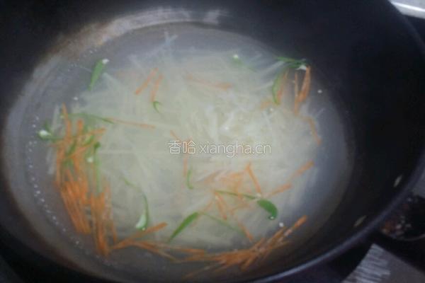 炝拌土豆洋葱丝的做法图解2