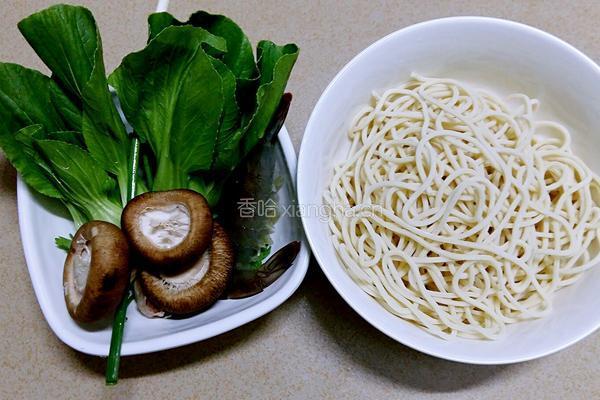 香菇虾仁面的做法图解1