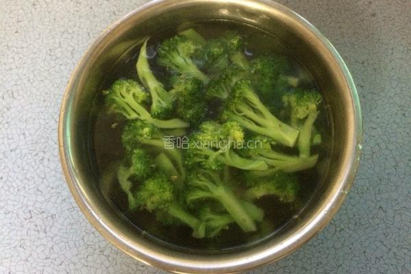 西兰花炒虾球的做法图解6