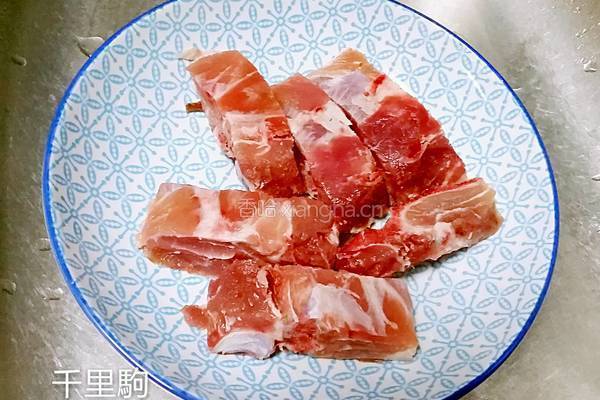 胡萝卜排骨汤的做法图解1