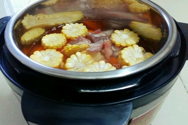 胡萝卜玉米排骨汤的做法图解4