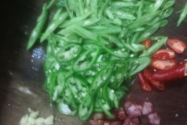 腊肠丁炒四季豆的做法图解2