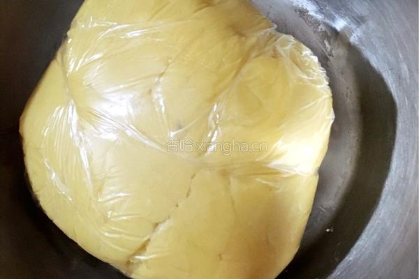 广式豆沙蛋黄月饼的做法图解5