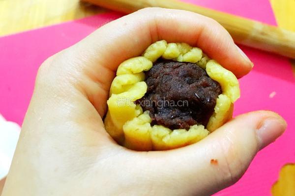 广式豆沙蛋黄月饼的做法图解12