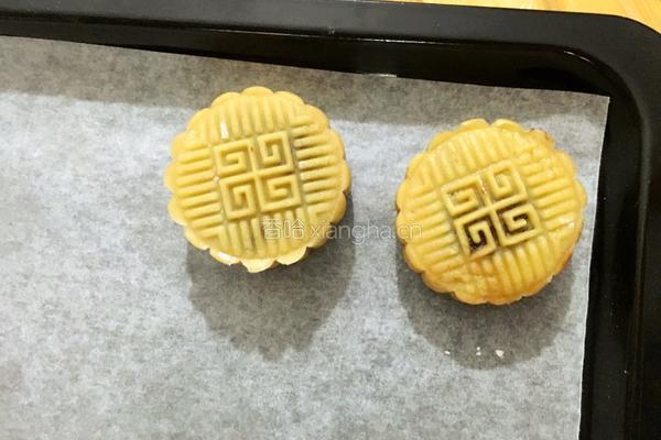 广式豆沙蛋黄月饼的做法图解16