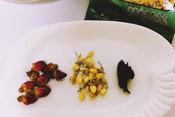 菊花玫瑰茶的做法图解1