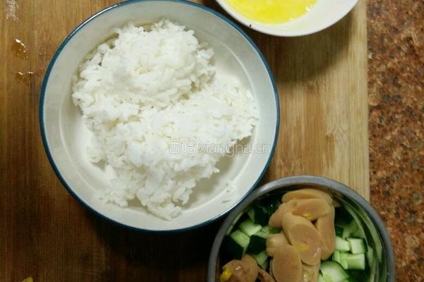 黄瓜火腿蛋炒饭的做法图解2