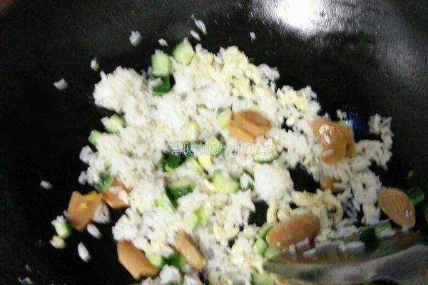 黄瓜火腿蛋炒饭的做法图解5