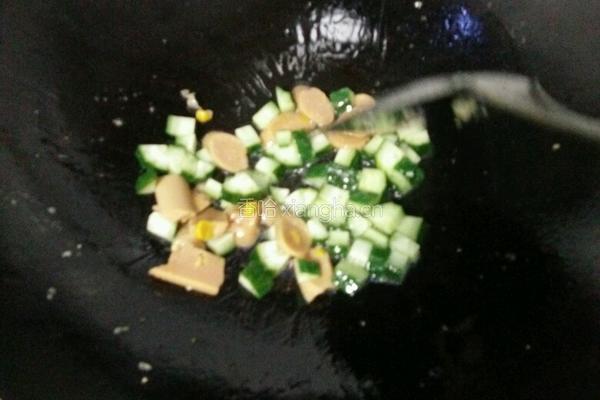 黄瓜火腿蛋炒饭的做法图解4