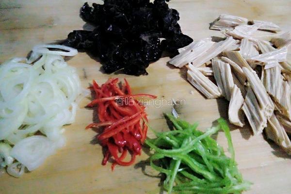 洋葱木耳拌腐竹的做法图解1