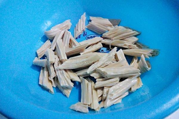 洋葱木耳拌腐竹的做法图解3