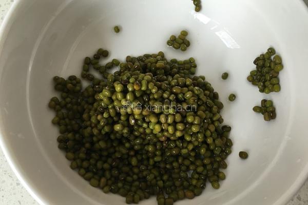 绿豆粥的做法图解1