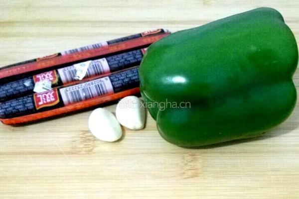 青椒炒火腿的做法图解1