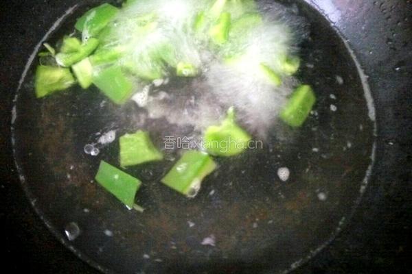 青椒炒火腿的做法图解3