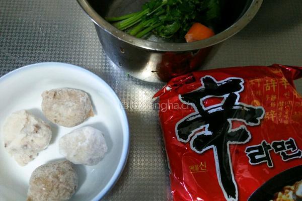 火锅肉丸子煮泡面的做法图解1