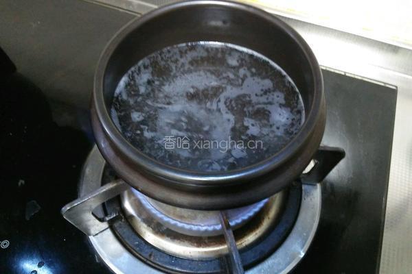 火锅肉丸子煮泡面的做法图解2