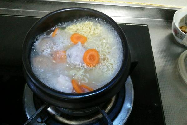 火锅肉丸子煮泡面的做法图解5