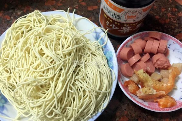 火腿沙茶酱拌面的做法图解1