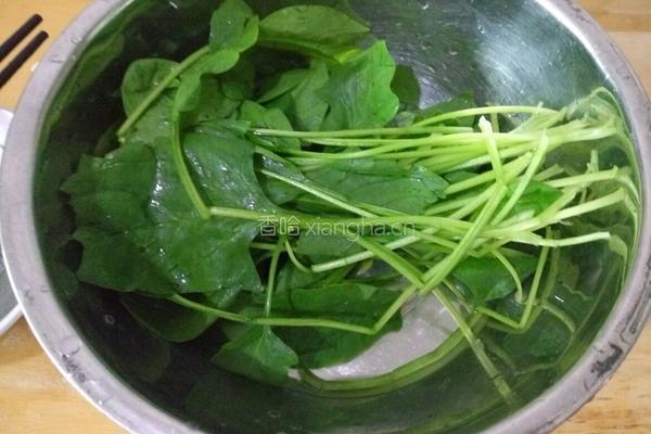 菠菜蘑菇汆丸子汤的做法图解1