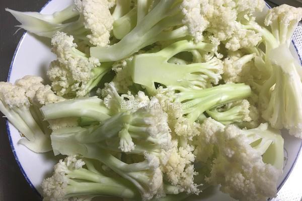 花菜炒肉的做法图解1