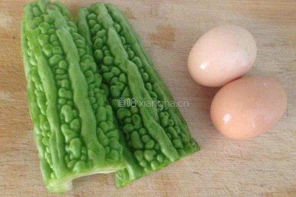 鸡蛋炒苦瓜的做法图解1