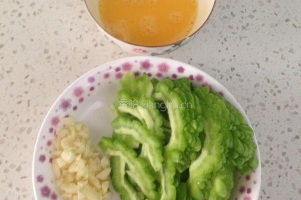 鸡蛋炒苦瓜的做法图解2