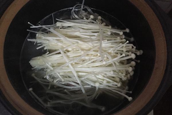 金针菇排骨汤的做法图解6