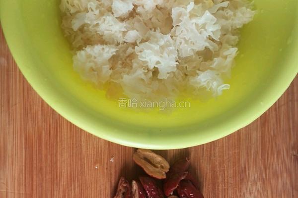 银耳莲子汤的做法图解2