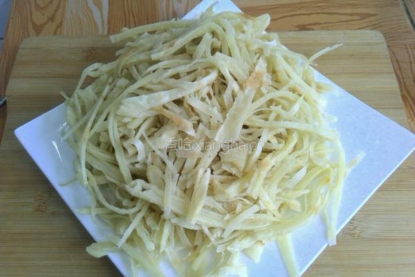豆芽肉丝焖饼的做法图解1