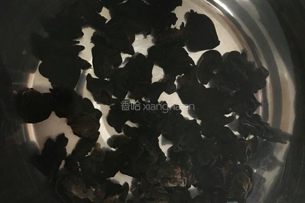 木耳炒肉片的做法图解2