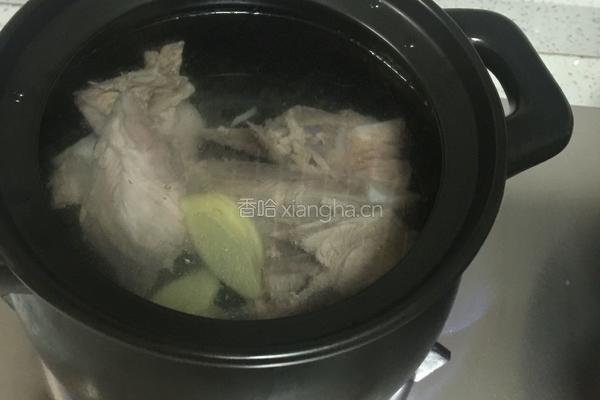 胡萝卜玉米汤扇子骨汤的做法图解6