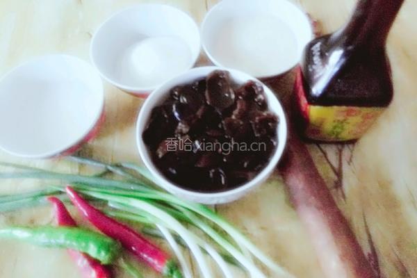 木耳炒山药的做法图解1