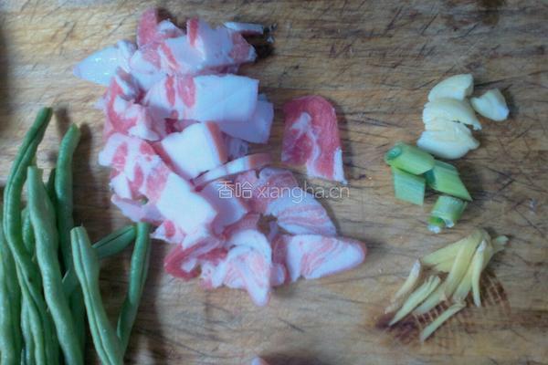 豆角蒸面条的做法图解1