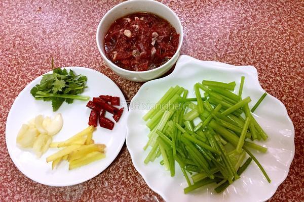 香芹炒牛肉的做法图解1