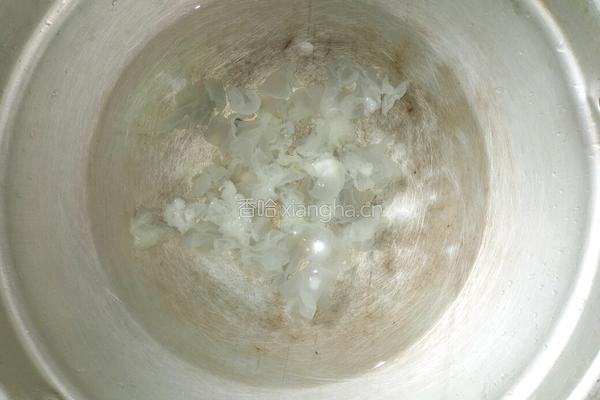 冰糖雪梨银耳粥的做法图解5