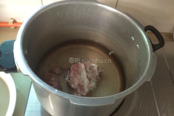 白萝卜煲猪骨汤的做法图解2