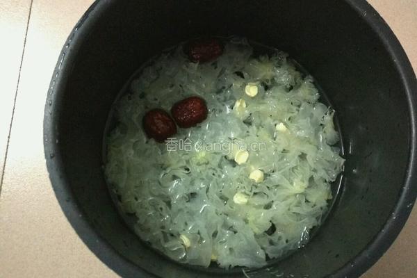 冬瓜莲子银耳羹的做法图解4