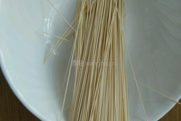 酱油拌面的做法图解1