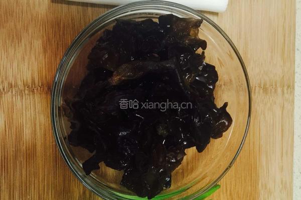 大葱木耳炒鸡蛋的做法图解1