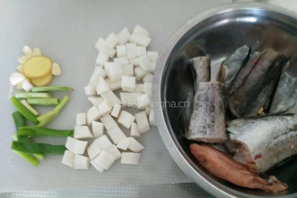 红烧鳕鱼炖萝卜的做法图解1