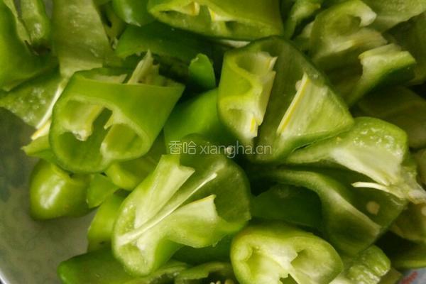 青椒土豆焖鸡的做法图解2